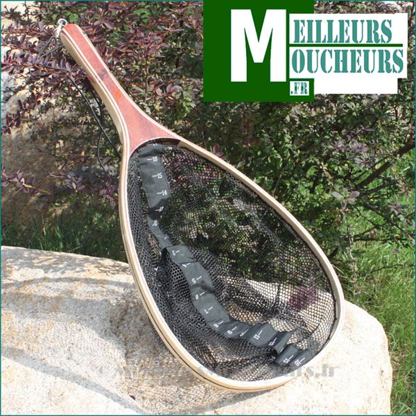 Wooden landing net with meter